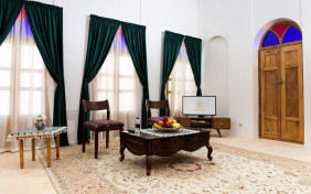 سوئیت دو تخته آیدا هتل تاریخی خانه آقازاده ابرکوه